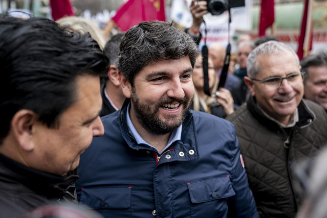 Archivo - El presidente de la Región de Murcia, Fernando López Miras, acompaña a un grupo de personas pertenecientes a la plataforma del Círculo del Agua que se concentran ante la sede del Ministerio de Transición Ecológica y el Reto Demográfico, a 11 de