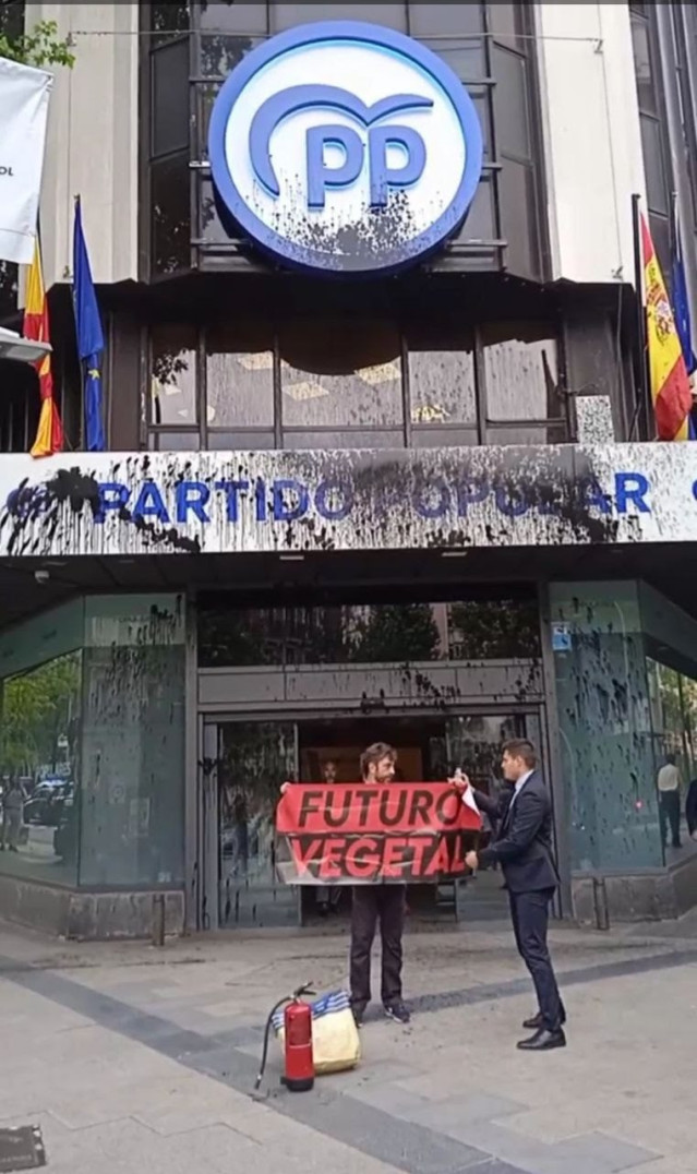 Un miembro de Futuro Vegetal ataca la sede del PP
