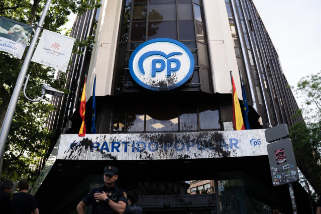 Agentes de la policía nacional frente a la fachada de la Sede del Partido Popular en la calle Génova, a 24 de abril de 2023, en Madrid (España).