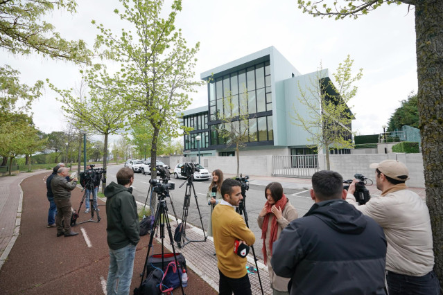 Medios de comunicación frente a la clínica Eduardo Anitua donde va a tratarse el rey emérito, a 24 de abril de 2023, en Vitoria, Álava