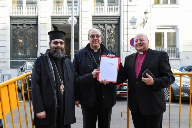 Archivo - El representante de la Iglesia ortodoxa del Patriarcado de Rumanía, monseñor Timoteo, el secretario general de la CEE, Francisco César García Magán, y el obispo de la Iglesia Española Reformada Episcopal, Carlos López Lozano, antes de entregar u