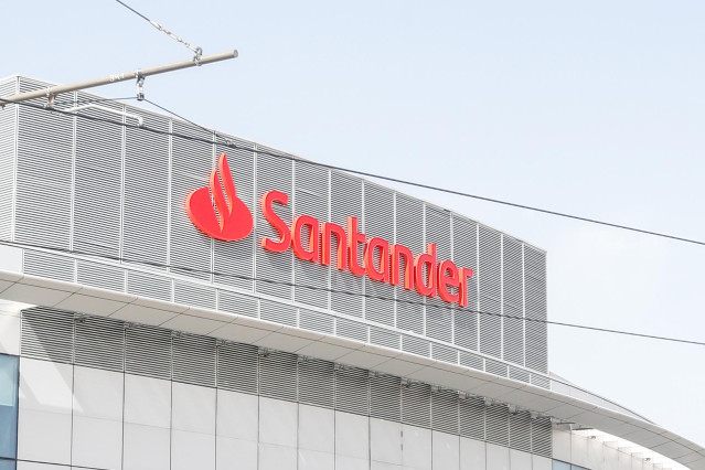 Archivo - Cartel del Banco Santander