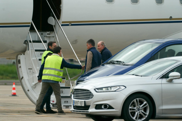 El rey emérito, Juan Carlos I, abandona Vitoria desde Foronda tras una visita a la capital alavesa por motivos médicos