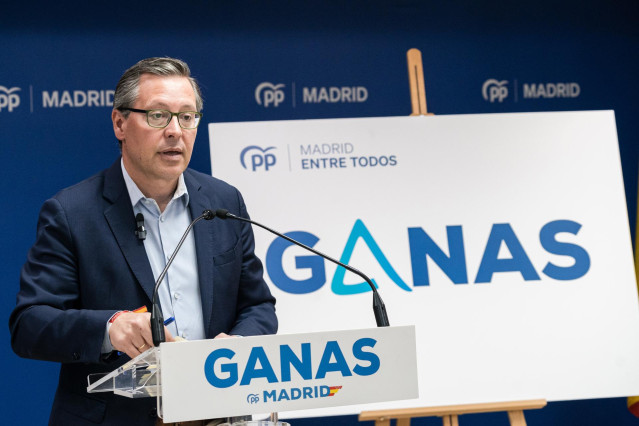 El secretario general del PP de Madrid, Alfonso Serrano, interviene durante la presentación en una rueda de prensa la imagen de campaña del PP de Madrid, en la sede del PP, a 25 de abril de 2023, en Madrid (España). El secretario general del PP de Madrid