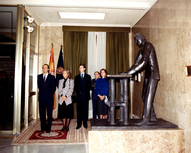 Archivo - Escultura de Juan Carlos I firmando la Constitución de 1978, el día de su inauguración en el Congreso