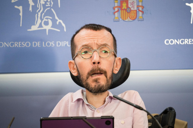 El portavoz de Unidas Podemos en el Congreso, Pablo Echenique, ofrece una rueda de prensa en el Congreso de los Diputados, a 25 de abril de 2023, en Madrid (España).