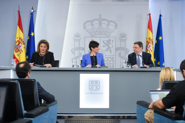 (I-D) La vicepresidenta tercera y ministra para la Transición Ecológica y el Reto Demográfico, Teresa Ribera; la ministra Portavoz, Isabel Rodríguez y el ministro de Agricultura, Pesca y Alimentación, Luis Planas