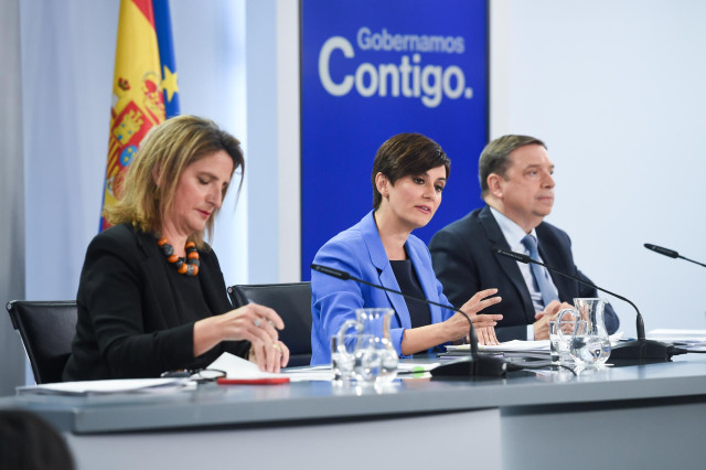 La vicepresidenta tercera, Teresa Ribera; la ministra Portavoz, Isabel Rodríguez y el ministro de Agricultura, Pesca y Alimentación, Luis Planas, durante una rueda de prensa posterior a la reunión del Consejo de Ministros,