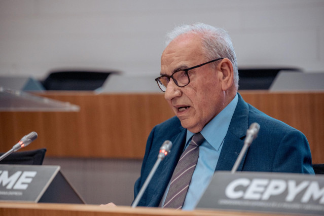 El exvicepresidente del Gobierno Alfonso Guerra interviene durante el acto de inauguración de una jornada para celebrar el 45 aniversario de CEPYME, a 25 de abril de 2023, en la sede de la Confederación, en Madrid (España).