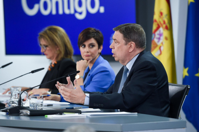 La ministra Portavoz, Isabel Rodríguez y el ministro de Agricultura, Pesca y Alimentación, Luis Planas, durante una rueda de prensa posterior a la reunión del Consejo de Ministros, en el Palacio de La Moncloa, a 25 de abril de 2023, en Madrid (España).