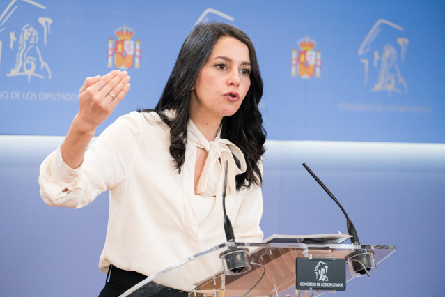 La portavoz de Ciudadanos en el Congreso, Inés Arrimadas, ofrece una rueda de prensa en el Congreso de los Diputados, a 25 de abril de 2023, en Madrid (España).