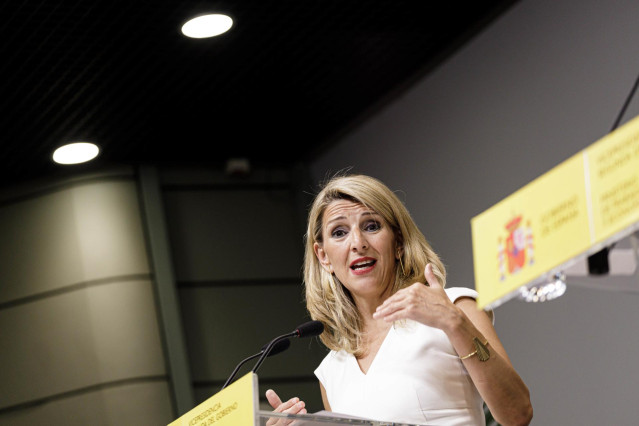 La vicepresidenta primera y ministra de Trabajo y Economía Social, Yolanda Díaz, ofrece una rueda de prensa tras su reunión con el ministro de Trabajo de Brasil, en la sede del Ministerio, a 25 de abril de 2023, en Madrid (España).