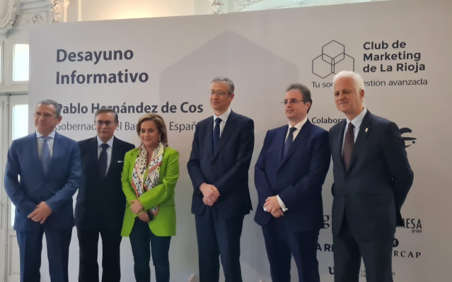 El gobernandor del Banco de España, Pablo Hernández de Cos, junto a autoridades locales y regionales, antes de participar en un desayuno informativo en Logroño.