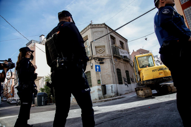 Archivo - Varios agentes de Policía Nacional en un dispositivo contra una 'okupación' en Madrid