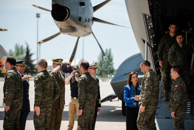 La ministra de Defensa, Margarita Robles, recibe al contingente militar español participante en la operación de rescate de civiles en Sudán, en la base aérea de Torrejón de Ardoz