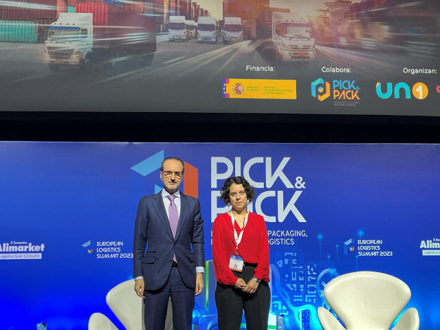 El presidente de UNO, Francisco Aranda, y la subdirectora general de Transporte Aéreo, Verónica Elvira