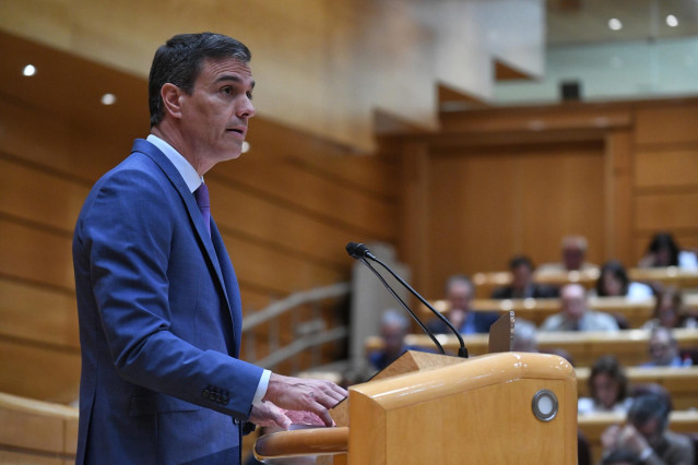 El presidente del Gobierno, Pedro Sánchez, interviene durante un pleno del Senado, a 25 de abril de 2023, en Madrid (España). Sánchez y Feijóo se enfrentan hoy a su cuarto cara a cara en el Pleno del Senado. El debate, a tan solo dos semanas para que arra
