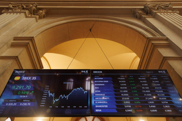Un panel del IBEX 35 en el Palacio de la Bolsa, a 13 de abril de 2023, en Madrid (España). Las acciones de Ferrovial han amanecido hoy con un avance del 0,48%, hasta los 27,27 euros por título, el día de su ‘histórica’ junta de accionistas para decidir el