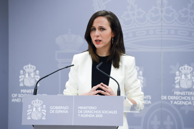 La secretaria general de Podemos y ministra de Derechos Sociales y Agenda 2030, Ione Belarra, ofrece una rueda de prensa por la ley de la vivienda, en el Ministerio de Derechos Sociales y Agenda 2030, a 14 de abril de 2023, en Madrid (España).