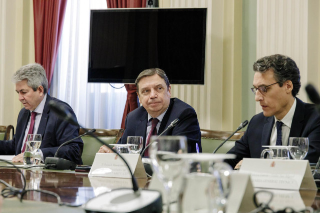 Archivo - El ministro de Agricultura, Pesca y Alimentación, Luis Planas (c), y  el secretario general de Agricultura y Alimentación, Fernando Miranda Sotillos (1d), durante una reunión del Comité Asesor Agrario,