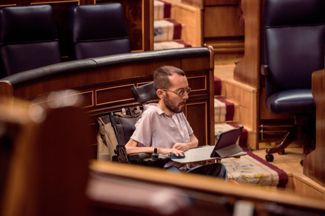El portavoz de Unidas Podemos en el Congreso, Pablo Echenique, defendiendo la iniciativa