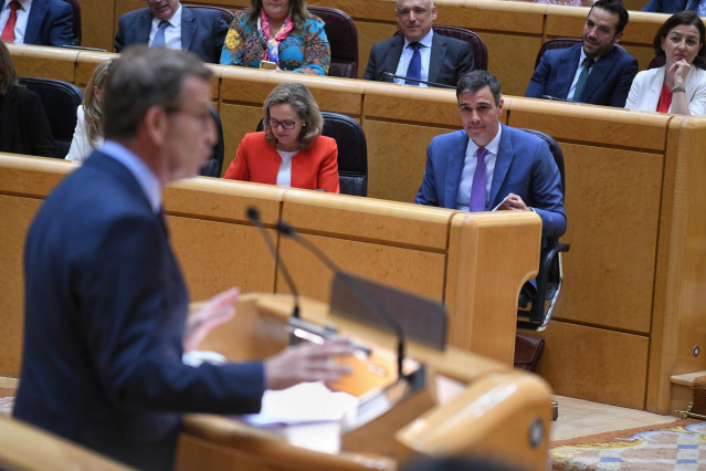La vicepresidenta primera y ministra de Asuntos Económicos y Transformación Digital, Nadia Calviño, y el presidente del Gobierno, Pedro Sánchez, durante un pleno del Senado, a 25 de abril de 2023, en Madrid (España).