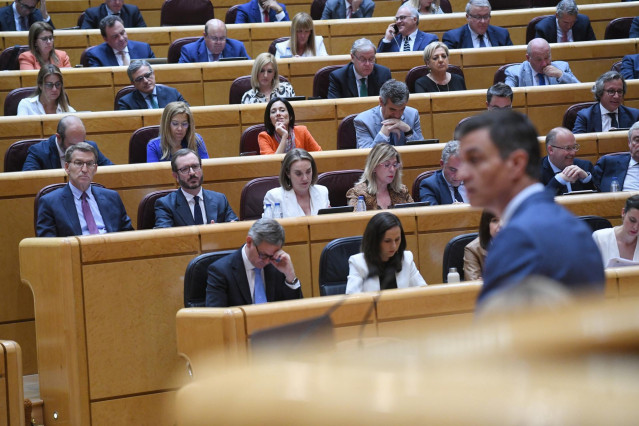 El presidente del PP, Alberto Núñez Feijóo (i), portavoz del Partido Popular en el Senado, Javier Maroto (2i),  y la secretaria general del Partido Popular, Cuca Gamarra (3i), durante un pleno del Senado, a 25 de abril de 2023, en Madrid (España). Sánchez