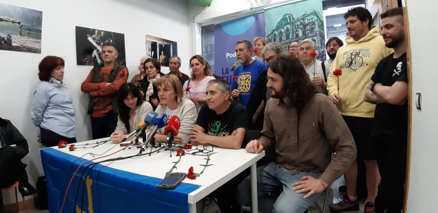 La candidata de Podemos Asturies a la Presidencia del Principado de Asturias, Covadonga Tomé, arropada por otros candidatos y miembros del partido, entre ellos Xune Elipe, Laura Tuero y Jorge Fernández