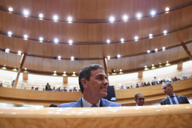 El presidente del Gobierno, Pedro Sánchez, durante un pleno del Senado, a 25 de abril de 2023, en Madrid (España). Sánchez y Feijóo se enfrentan hoy a su cuarto cara a cara en el Pleno del Senado.
