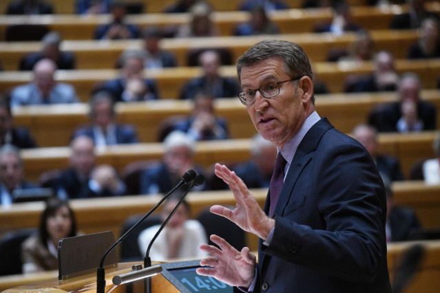 El presidente del Partido Popular, Alberto Núñez Feijóo, interviene durante un pleno del Senado, a 25 de abril de 2023, en Madrid (España). Sánchez y Feijóo se enfrentan hoy a su cuarto cara a cara en el Pleno del Senado. El debate, a tan solo dos semanas