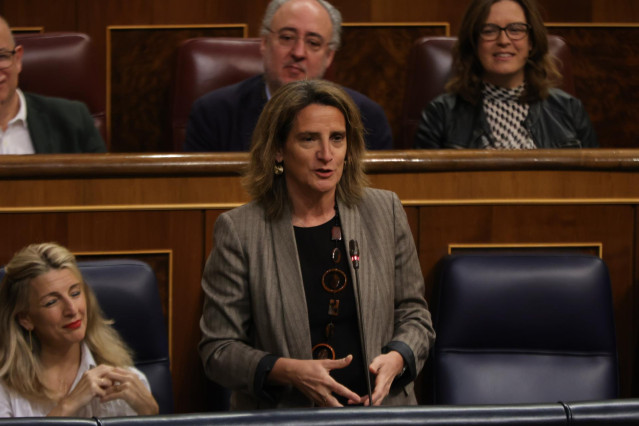La vicepresidenta tercera y ministra para la Transición Ecológica y el Reto Demográfico, Teresa Ribera, interviene durante una sesión plenaria, en el Congreso de los Diputados, a 29 de marzo de 2023, en Madrid (España).  La ministra de Defensa comparece p