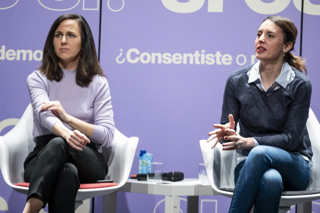 Archivo - La secretaria general de Podemos y ministra de Derechos SocialeS,, Ione Belarra, y la ministra de Igualdad, Irene Montero, durante el acto '¿Consentiste o no? Solo sí es sí', en el Círculo de Bellas Artes, a 5 de febrero de 2023, en Madrid, (Esp