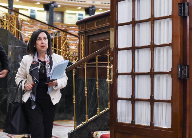 La ministra de Defensa, Margarita Robles, a su salida de una sesión plenaria, en el Congreso de los Diputados, a 29 de marzo de 2023, en Madrid (España).  La ministra de Defensa comparece para explicar la ayuda militar de España a Ucrania y la decisión de