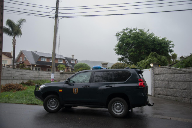 Agentes del Equipo contra el Crimen Organizado (ECO) de la Guardia Civil trabajan en un amplio operativo contra el narcotráfico en Galicia