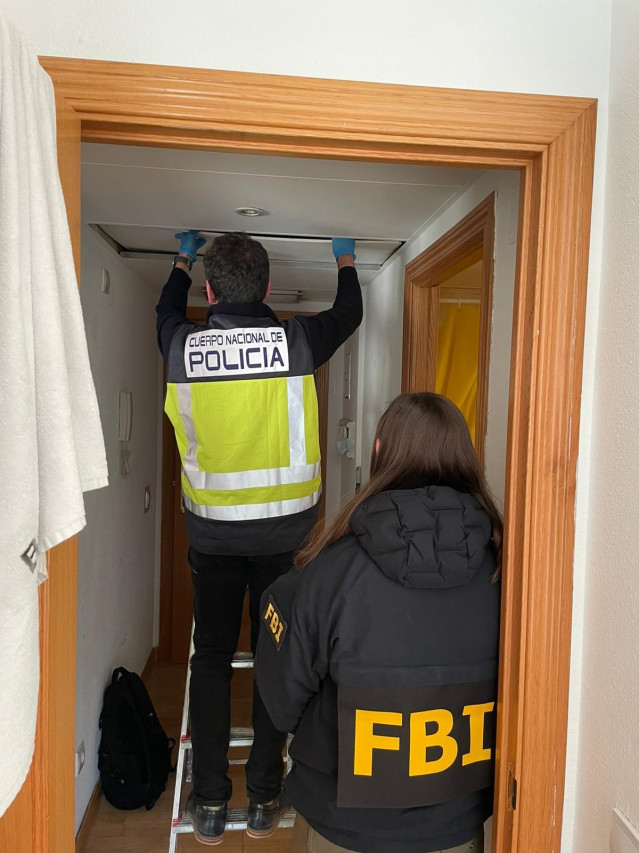 Agentes de la Policía Nacional y el FBI durante la operación.