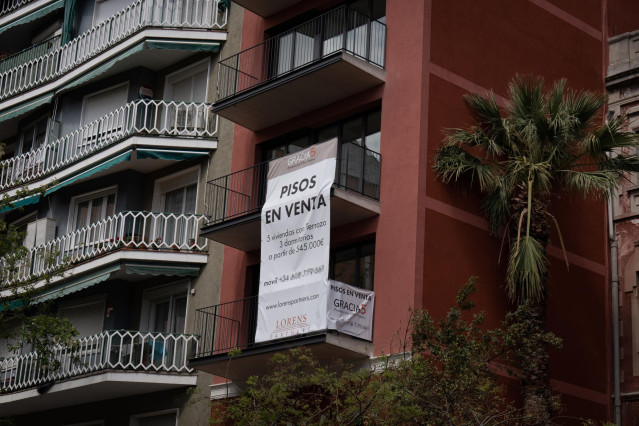 Cartel de venta en una fachada de un edificio, a 25 de abril de 2023, en Barcelona.