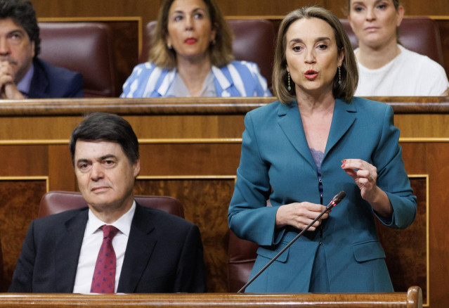 La portavoz del PP en el Congreso, Cuca Gamarra, interviene durante una sesión plenaria en el Congreso de los Diputados, a 26 de abril de 2023, en Madrid (España). Durante la sesión de control al Gobierno, se formulan preguntas relacionadas con el cese de