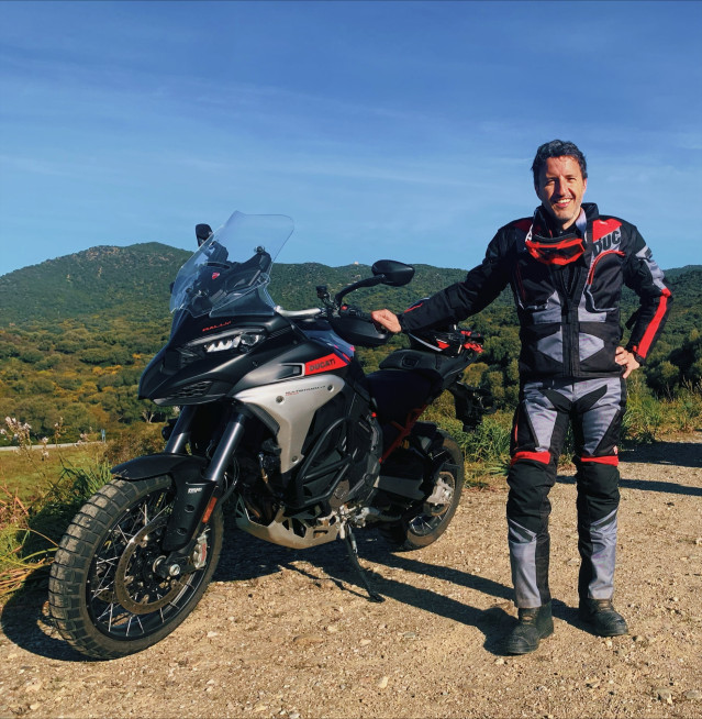 Carlos T. López Panisello, nuevo director general de Ducati para España y Portugal, con su Ducati Panigale V2.
