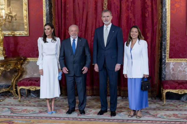 (I-D) La Reina Letizia; el presidente de la República Federativa de Brasil, Luiz Inácio Lula da Silva; el Rey Felipe VI y la Primera Dama de Brasil, Rosángela Lula da Silva, se saludan a su llegada a un almuerzo en el Palacio Real de Madrid