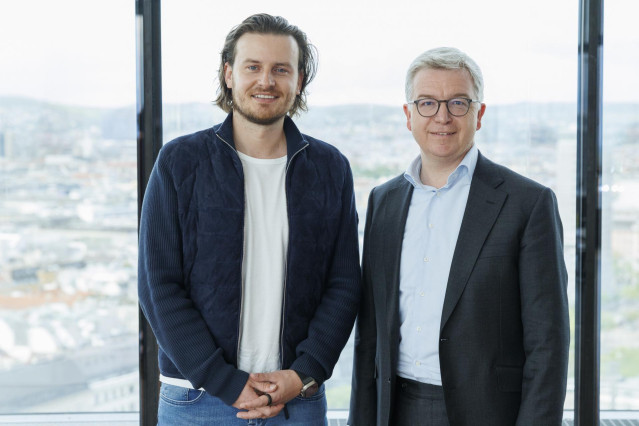 Eric Demuth, CEO de Bitpanda, y Michael Höllerer, consejero delegado de Raiffeisenlandesbank