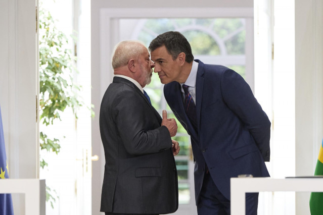 El presidente del Gobierno, Pedro Sánchez (d), preside, junto al presidente de la República Federativa de Brasil, la firma de acuerdos un viaje oficial a España, en el Palacio de La Moncloa, a 26 de abril de 2023, en Madrid (España).