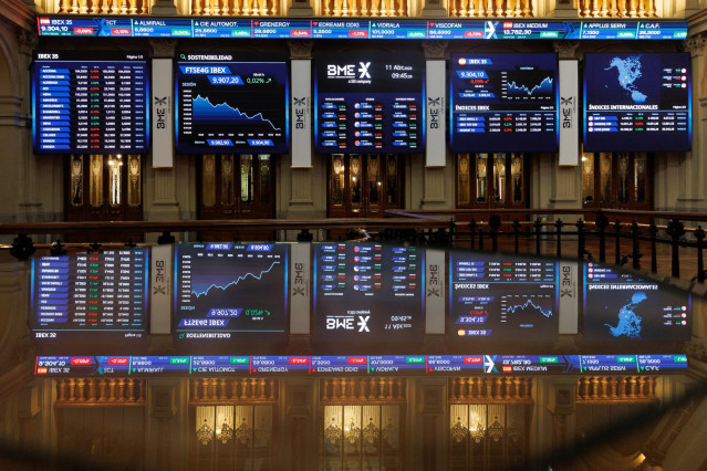 Varios paneles del IBEX 35 en el Palacio de la Bolsa de Madrid, a 11 de abril de 2023, en Madrid (España). El Ibex 35 ha iniciado la sesión de hoy con una subida del 0,51%, hasta los 9.359 puntos, tras el parón de Semana Santa, en una jornada en la que lo