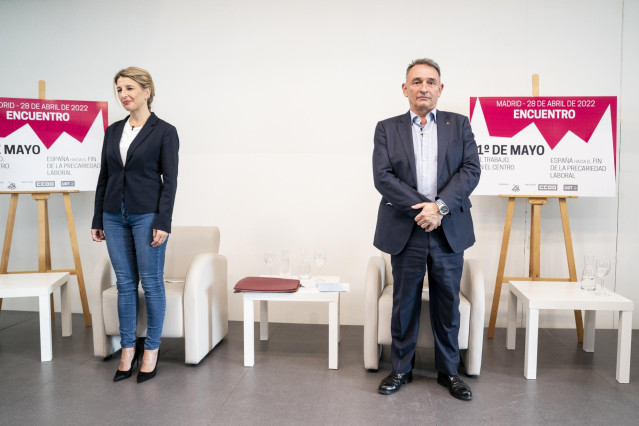 Archivo - El secretario general del PCE, Enrique Santiago, y la vicepresidenta y ministra de Trabajo, Yolanda Díaz, durante una reunión para tratar la precariedad laboral, en el Círculo de Bellas Artes, a 28 de abril de 2022, en Madrid (España).