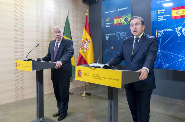 El ministro de Asuntos Exteriores, Unión Europea y Cooperación, José Manuel Albares (d), y el ministro de Relaciones Exteriores brasileño, Mauro Vieira (i)
