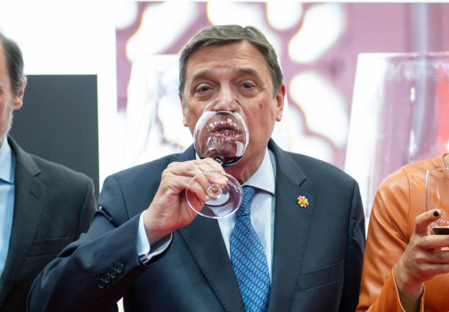 Archivo - El ministro de Agricultura, Pesca y Alimentación, Luis Planas, bebe vino tinto en la inauguración de la 35ª edición del Salón Gourmets en Ifema Madrid, a 25 de abril de 2022, en Madrid (España).