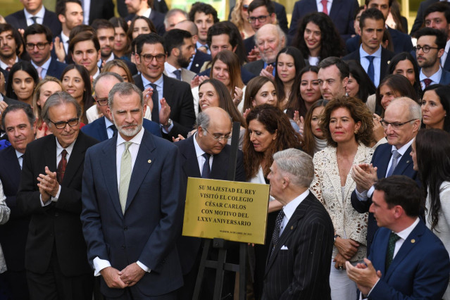 El ministro de Universidades, Joan Subirats (i), y el Rey de España, Felipe VI (2i), durante el acto conmemorativo del 75º Aniversario del Colegio César Carlos, a 26 de abril de 2023, en Madrid (España).