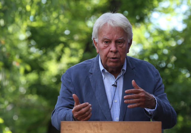 Archivo - El expresidente del Gobierno, Felipe González, durante la entrega del I Premio Rojana 'Alfredo Pérez Rubalcaba’, a 21 de junio de 2021, en la Fundación Felipe González, Madrid, (España).