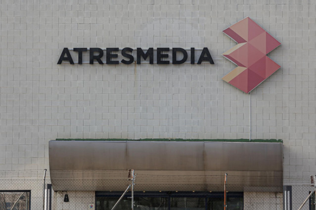 Archivo - Letras y logo de Atresmedia en la fachada de su sede