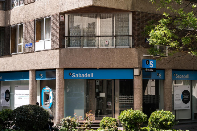 La entidad bancaria de Sabadell que ha sido atracada, en la calle Núñez de Balboa, a 21 de abril de 2023, en Madrid (España). La Policía Nacional ha detenido a un atracador de una oficina de una entidad bancaria, tras sustraer a primera hora de la mañana