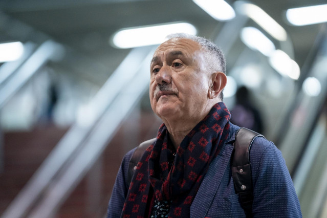 El secretario general de UGT, Pepe Álvarez, participa en el reparto de octavillas en la Estación de Atocha, a 27 de abril de 2023, en Madrid (España).